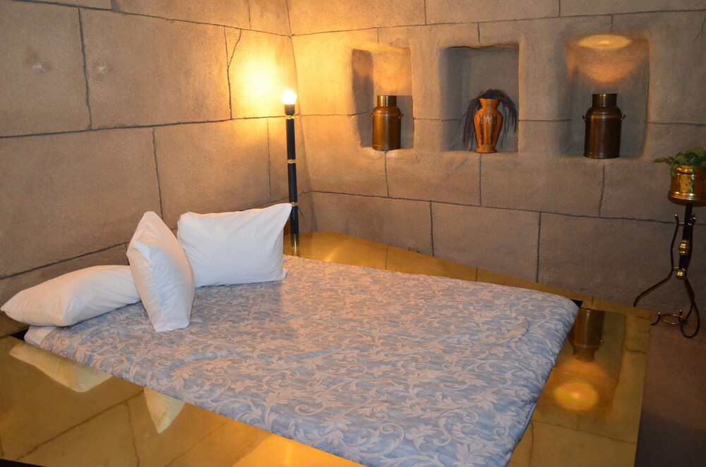 Red Carpet Inn And Fantasuite Hotel - photo 9