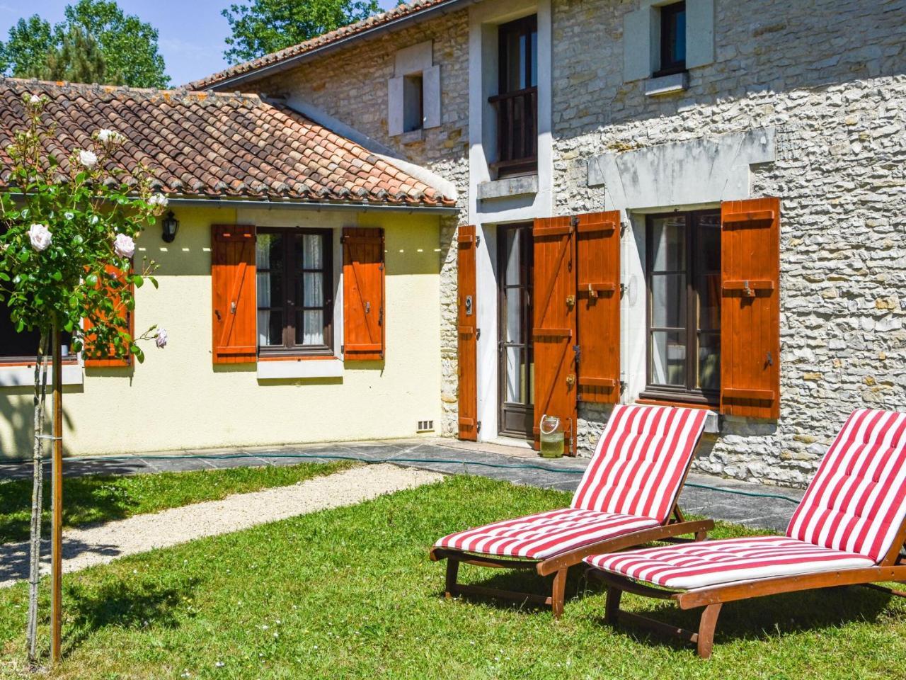 Holiday Home in Saint Jean Near Loire Castles — 4-Star Luxury Hotel in Saint-Jean-De-Sauves, France