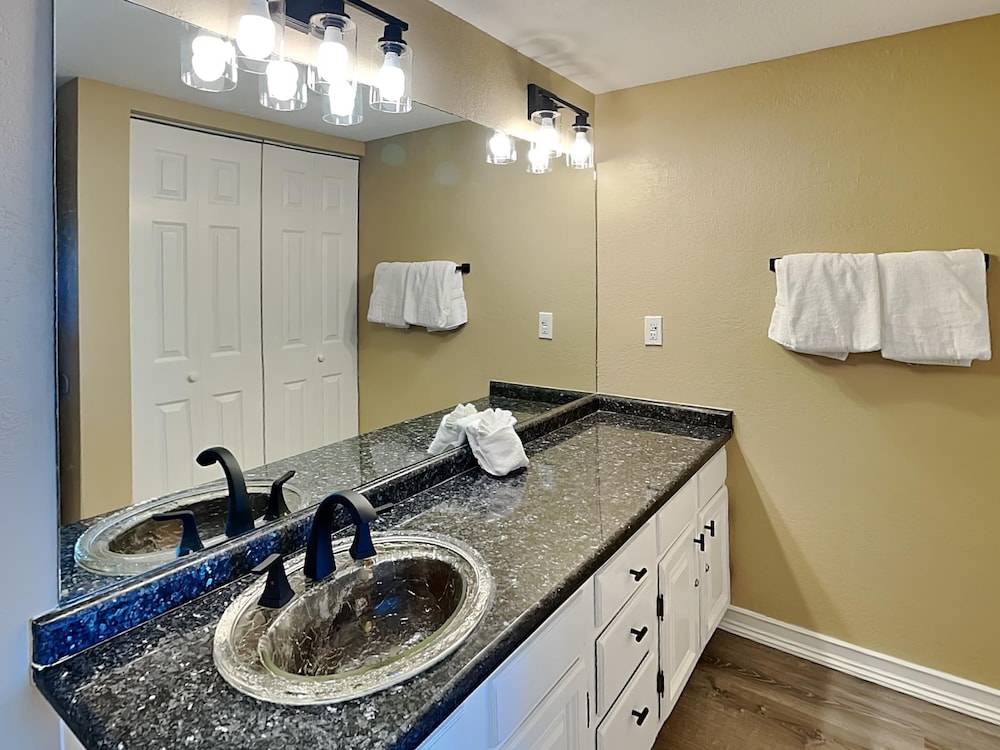 Emerald Towers II by Southern Vacation Rentals - photo 13