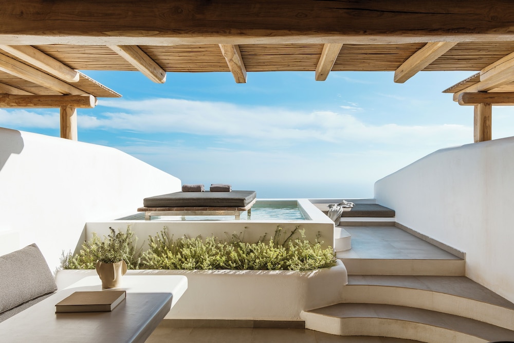 NĒRO Light Filled Suites in Fira, Greece