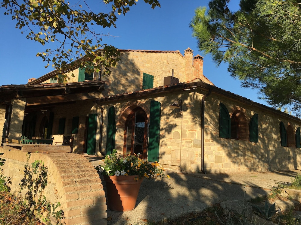 Farmhouse in Pisan Hills with Pool — 4-Star Luxury Hotel in Chianni, Italy