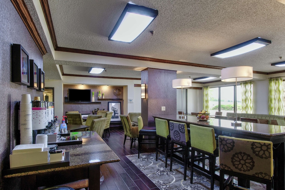 Hampton Inn Salina - photo 3