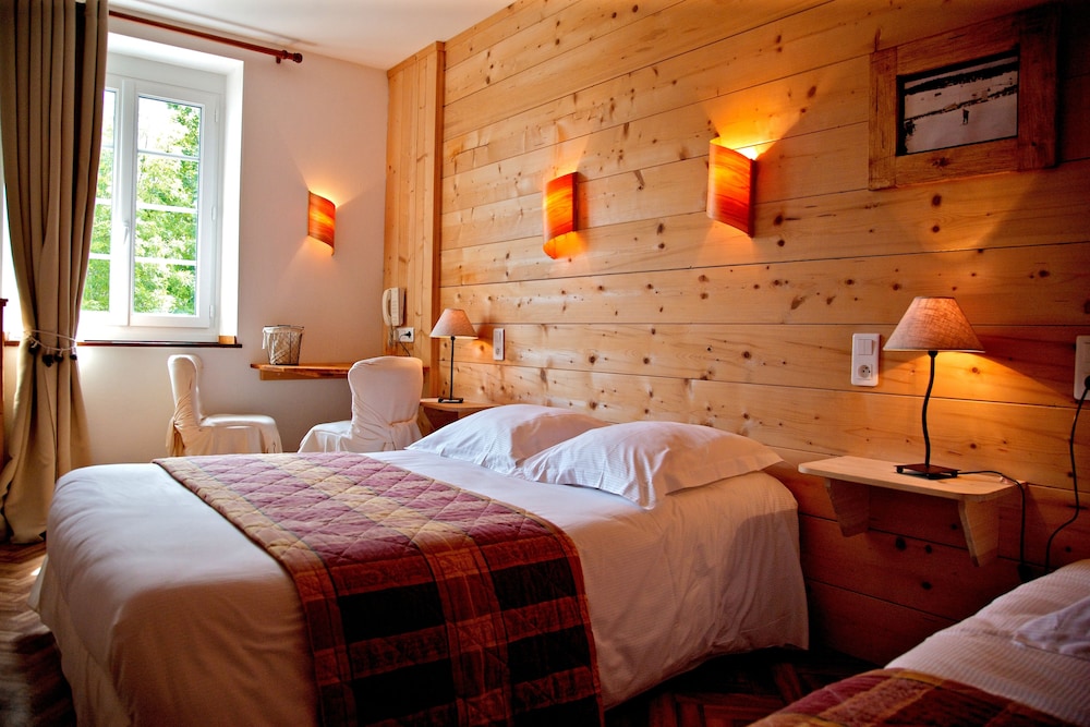 Logis Hôtel les Arobiers - carbon neutral hotel in Saint-Claude-De-Diray