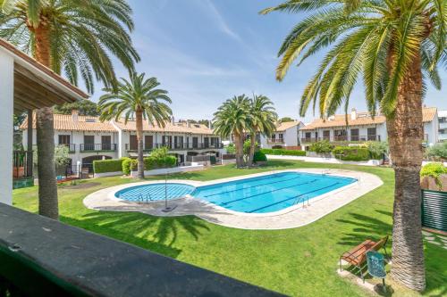 Paola: Preciosa casa pareada con piscina — 4-Star Luxury Hotel in Sitges, Spain