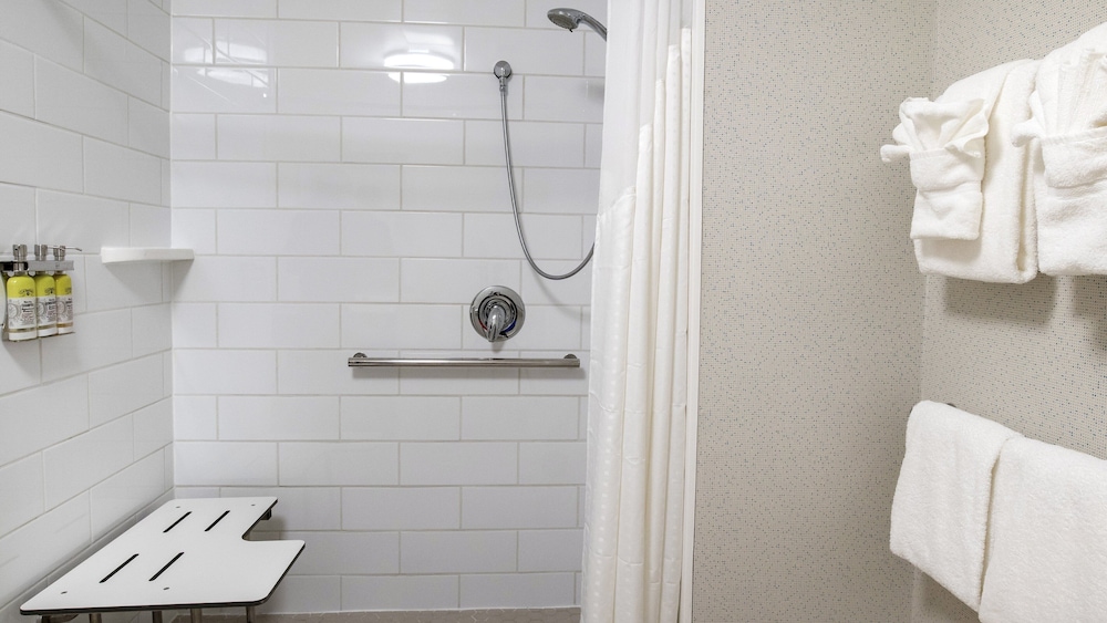 Holiday Inn Express & Suites Racine by IHG - photo 29