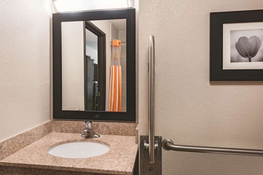 La Quinta Inn & Suites by Wyndham Norwich Plainfield Casino - photo 8