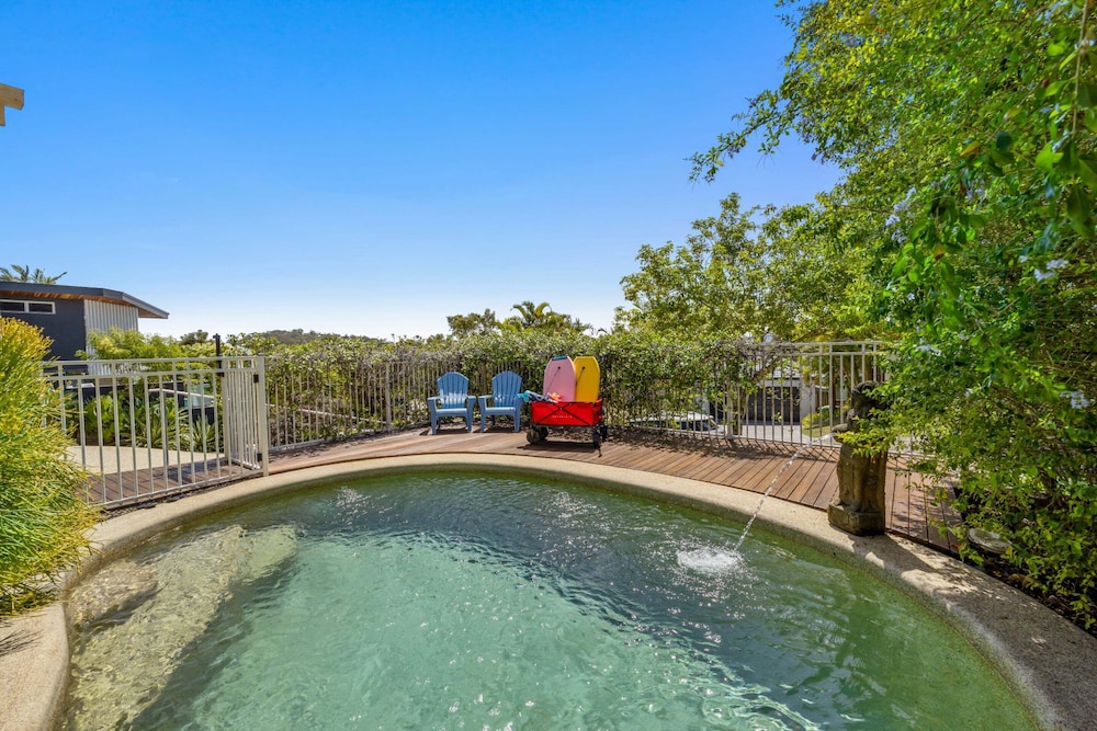 Spacious 4 Bed Family Retreat with Pool Near Beach — 4-Star Luxury Hotel in Coolum Beach, Australia