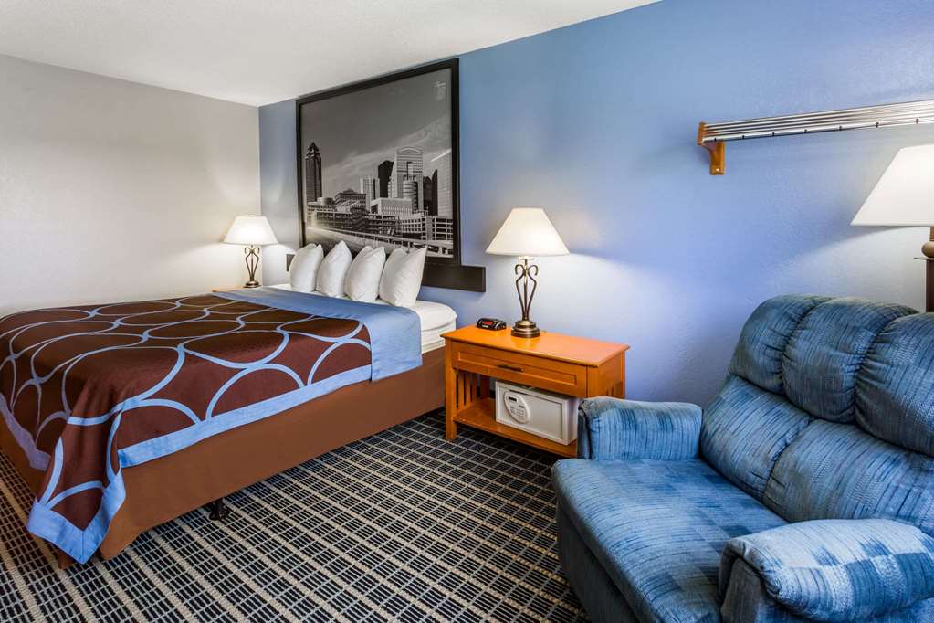Super 8 by Wyndham Iowa City Coralville - photo 12