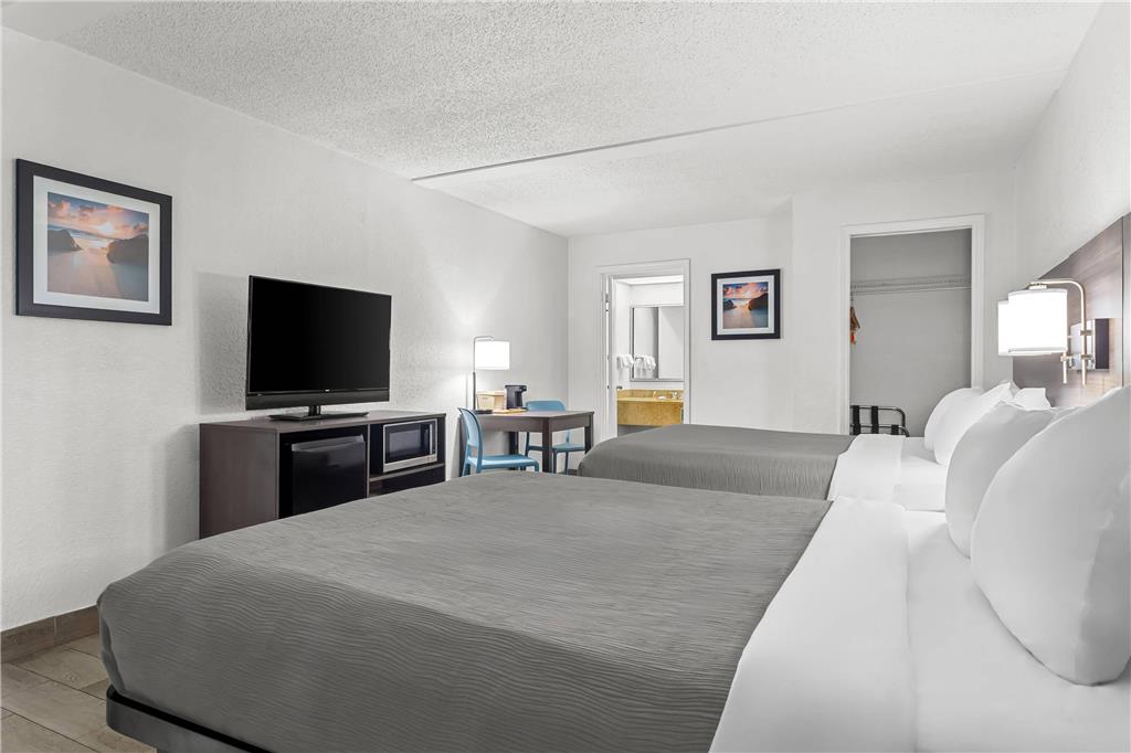 Quality Inn & Suites at Tropicana Field - photo 39