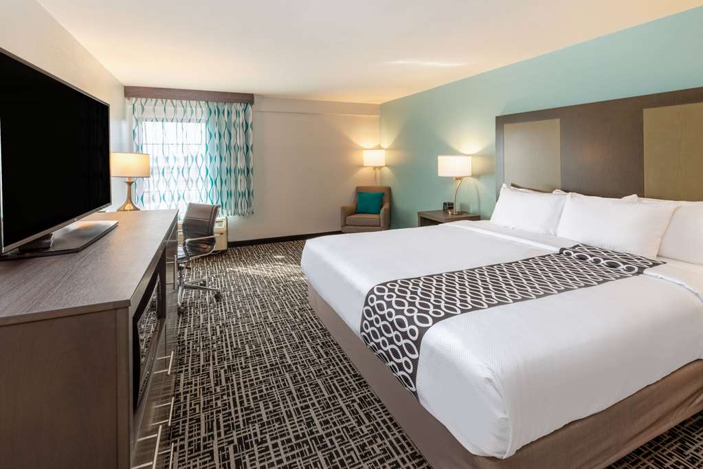 La Quinta Inn and Suites by Wyndham Jonesboro - photo 28