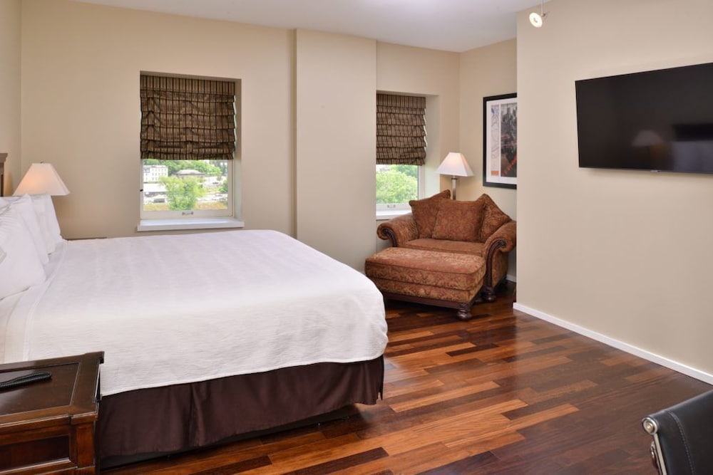 Grand Eastonian Hotel & Suites - photo 28