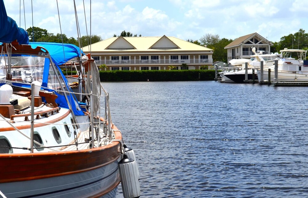 Legacy Harbour Hotel & Suites - photo 28