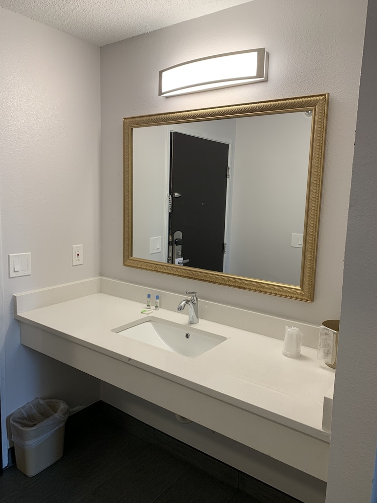 Howard Johnson East Syracuse - photo 9