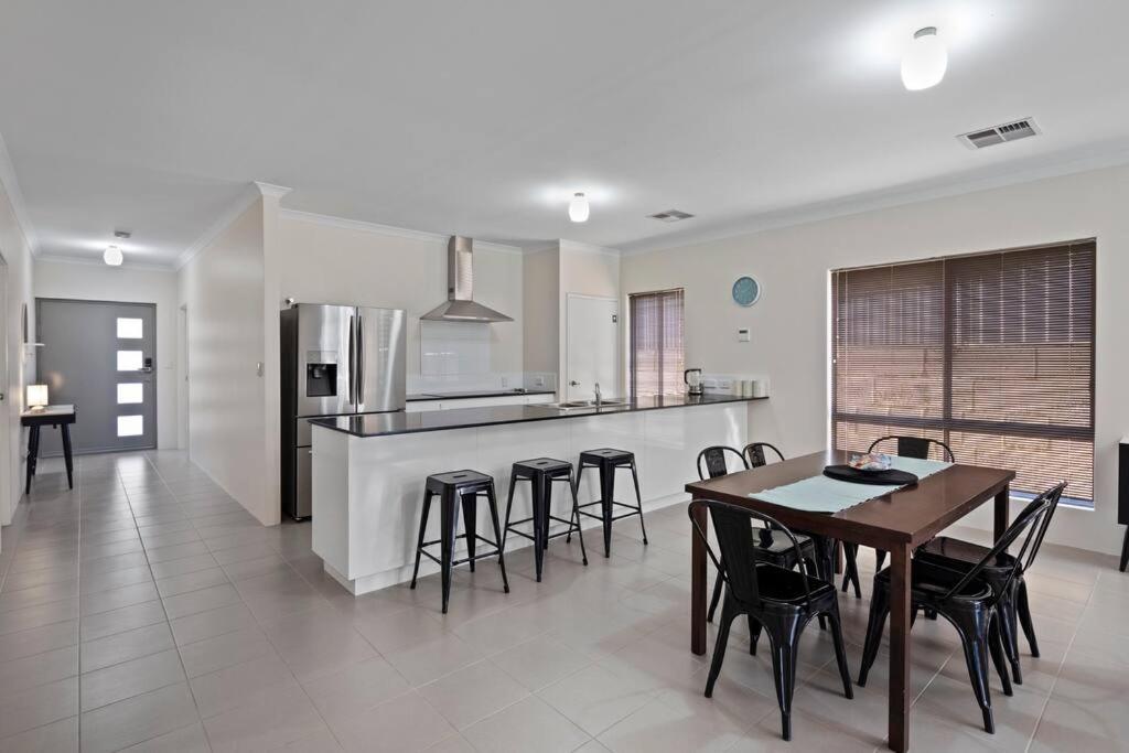 4 Comfy Spacious Family Home — 4-Star Luxury Hotel in Perth, Australia