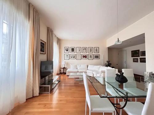 Elegante Apartmento CityLife Fiera — 4-Star Luxury Hotel in Milan, Italy