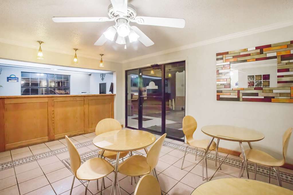Days Inn by Wyndham Tallulah - photo 2