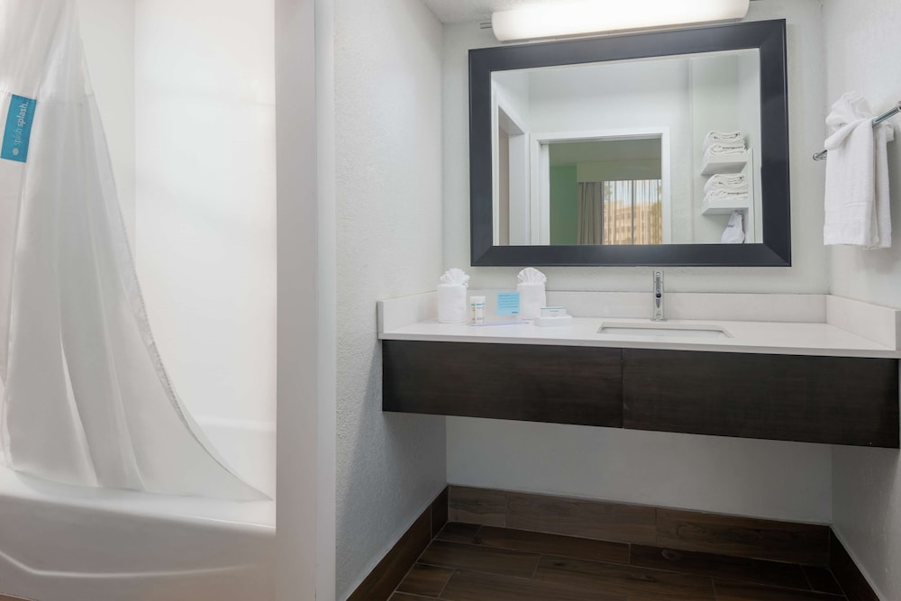 Hampton Inn Orlando Near Universal Blv International Dr - photo 20