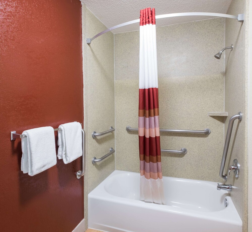 Red Roof Inn & Suites Savannah Gateway - photo 19