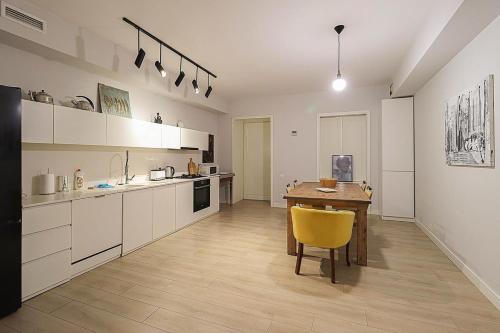 Mtatsminda Cozy Apt: Central & Comfy By Wehost