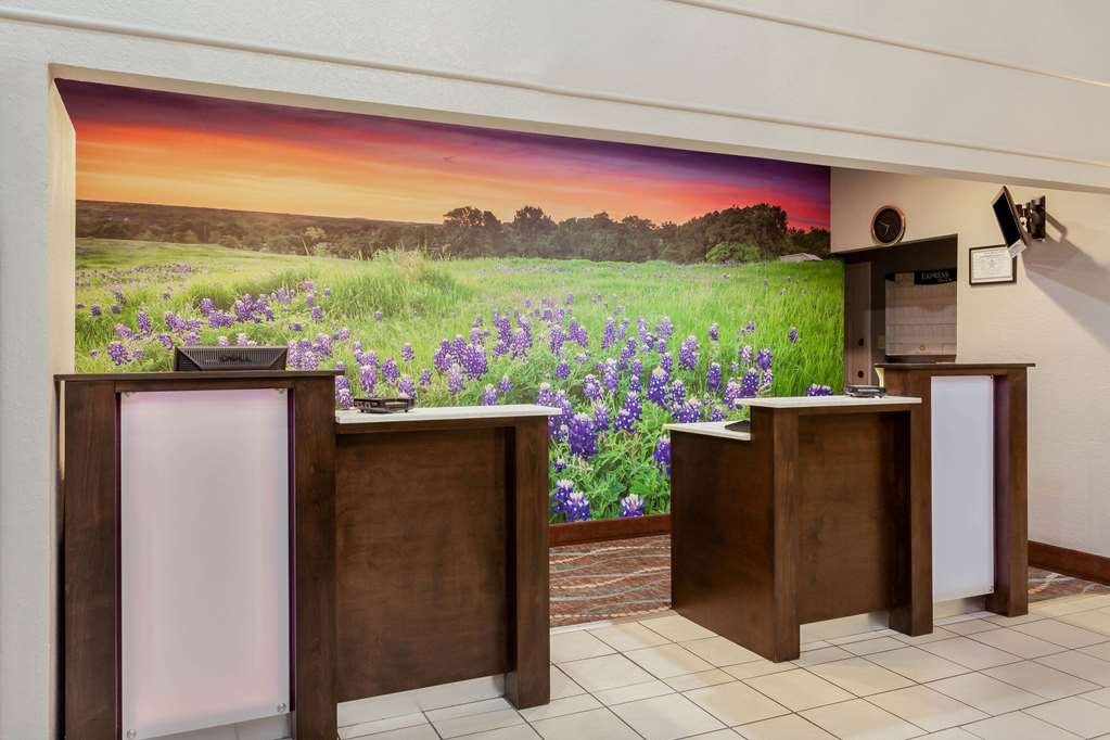 La Quinta Inn & Suites by Wyndham Kerrville - photo 10