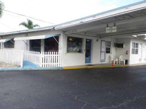 Royal Palms Motel - photo 8