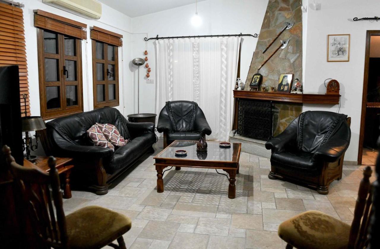 Lasa Black Rock Villa
