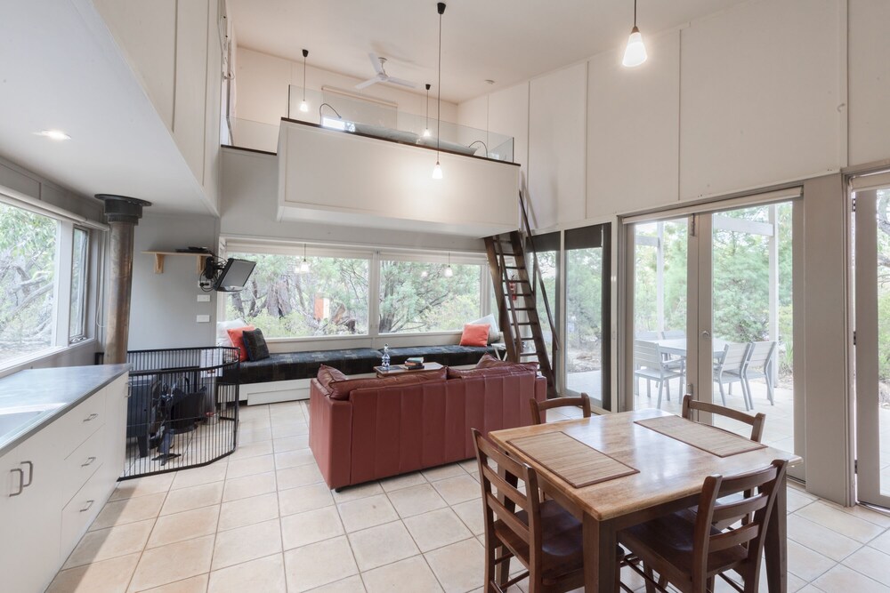 Aquila Eco Lodges — 4-Star Luxury Hotel in Hamilton, Australia