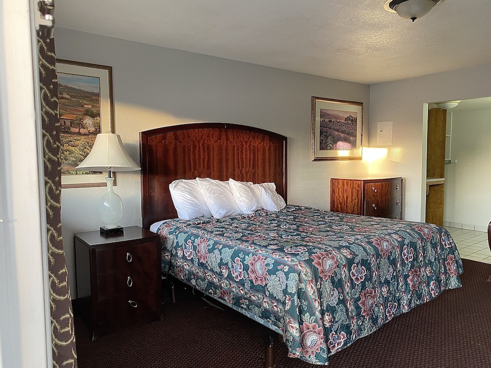 Travelodge by Wyndham Farmington Hwy 64 - photo 12