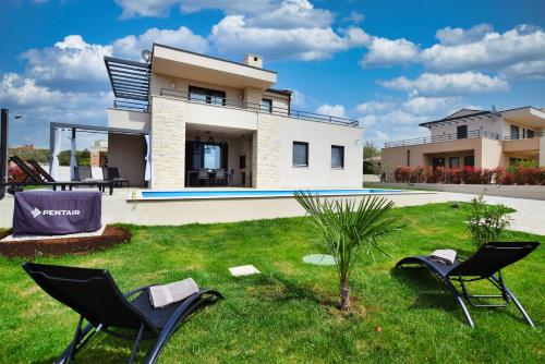 Villa Oskar Istrien — 4-Star Luxury Hotel in Sveti Lovrec Pazenaticki, Croatia