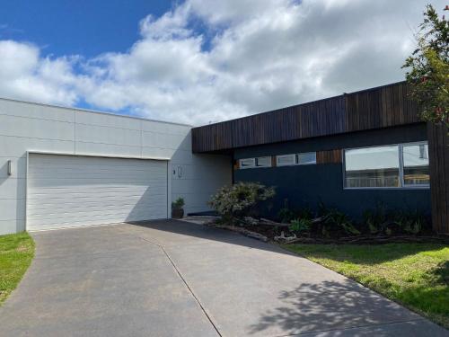 Sunnyside Surf Side Linen and Wifi included — hotel in Inverloch