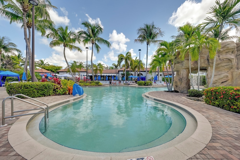 Luxe Naples Bay Resort Condo Near Fifth Ave — 4-Star Luxury Hotel in Naples, United States