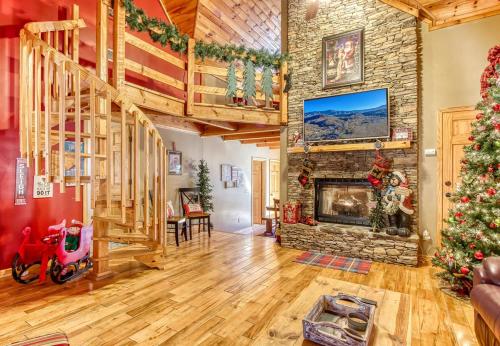 Santas Lakehouse On the Lake Arcade Game Hot Tub 560 FREE tickets each paid day — hotel in Sevierville