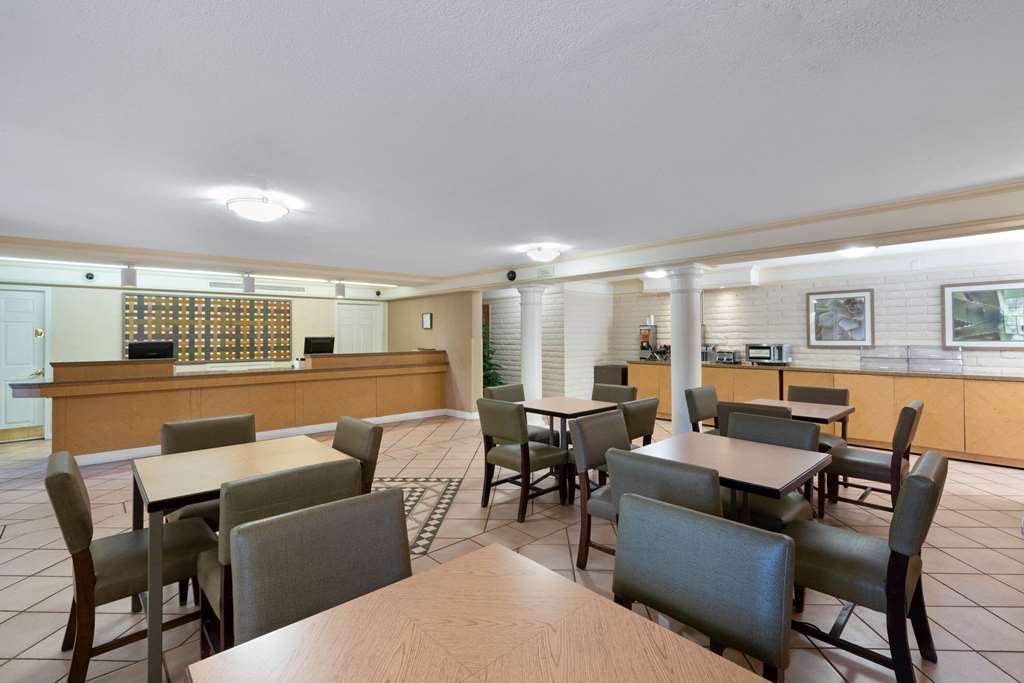 La Quinta Inn by Wyndham Phoenix Sky Harbor Airport - photo 2