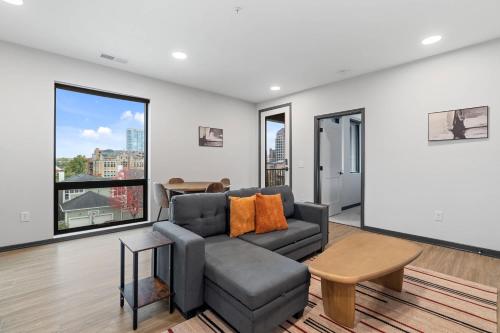 CozySuites Mass with parking lounge & roof deck #39 — 4-Star Luxury Hotel in Indianapolis, United States