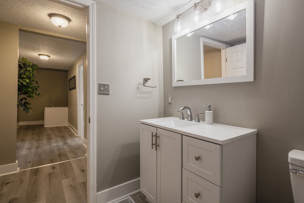 Newly renovated 4BR CozySuites - photo 38