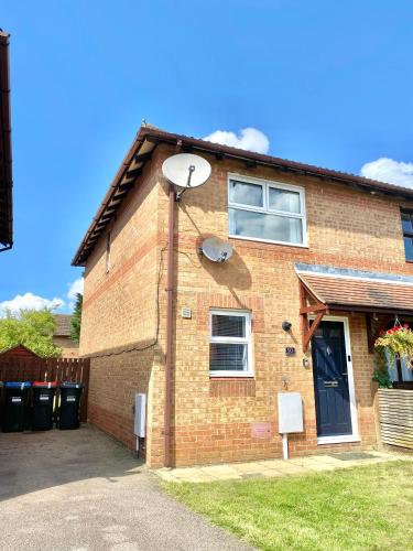 Central MK Home Garden and Free Private Driveway Parking 4 Beds Fully Equipped Train station 5 Mins — 4-Star Luxury Hotel in Milton Keynes, United Kingdom