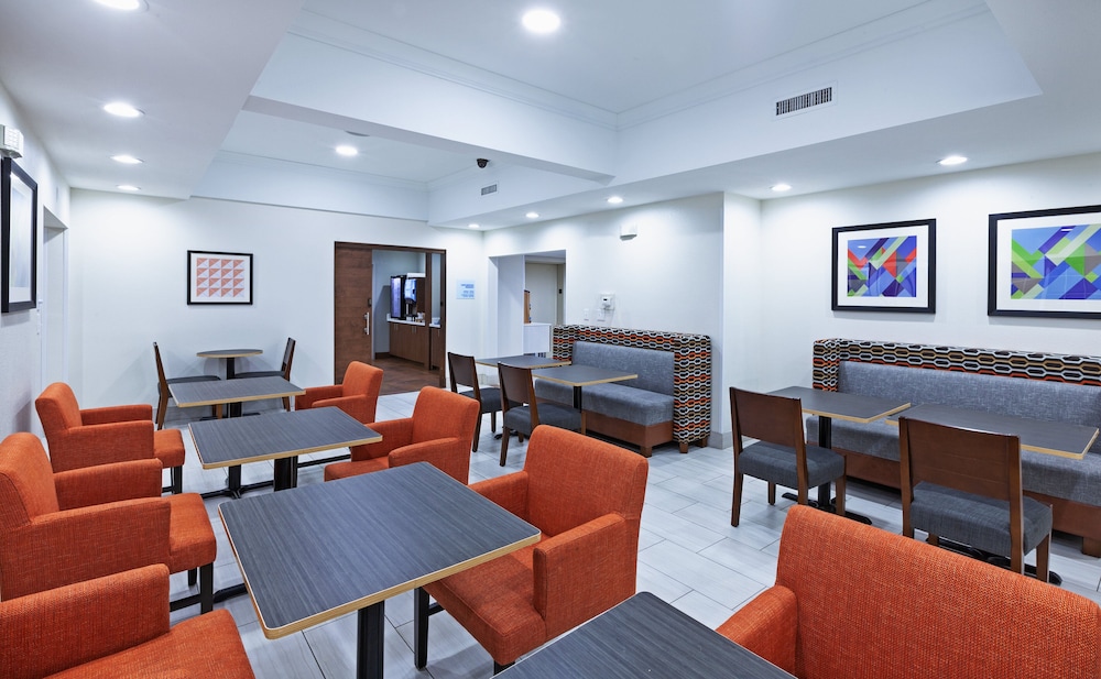 Holiday Inn Express Hotel & Suites Jenks by IHG - photo 25