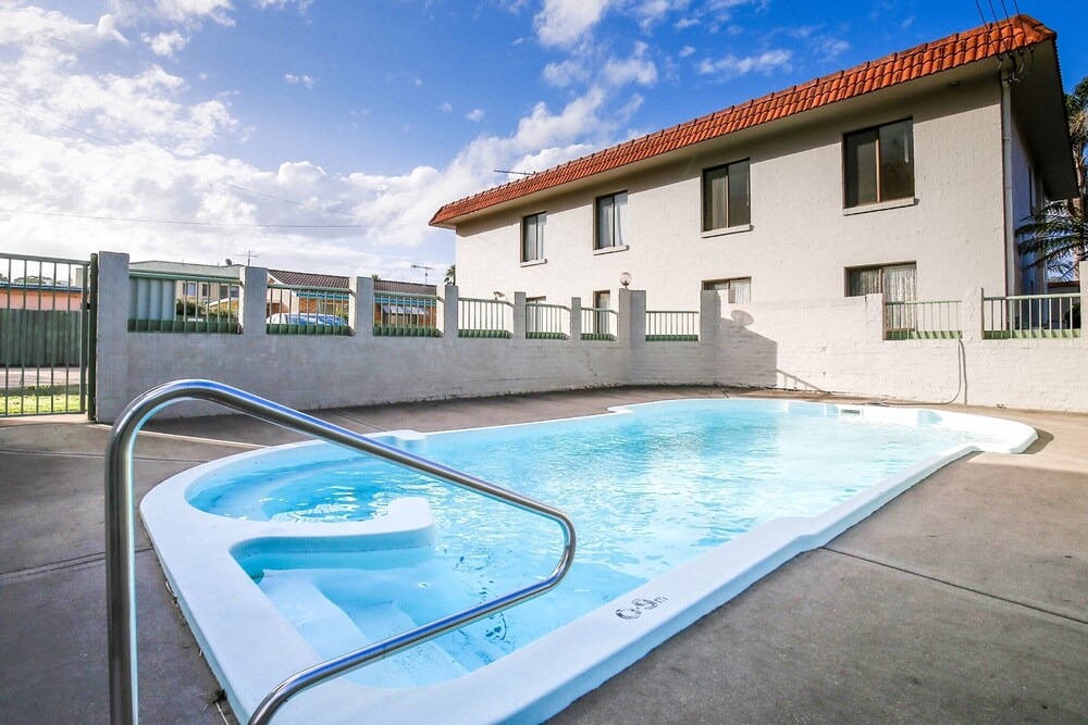 Charming 2 Bed Apartment with Bay Views — 4-Star Luxury Hotel in Batemans Bay, Australia