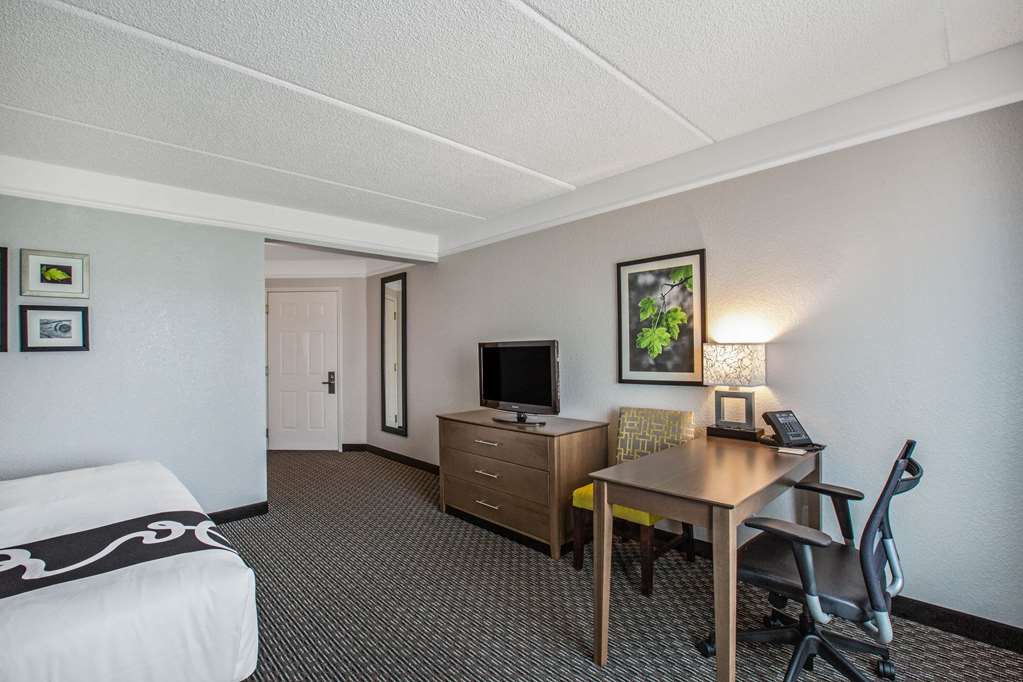 La Quinta Inn & Suites by Wyndham Miami Airport West - photo 18