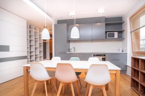 Dream Stay Stylish Apartment near Old Town with Free Parking