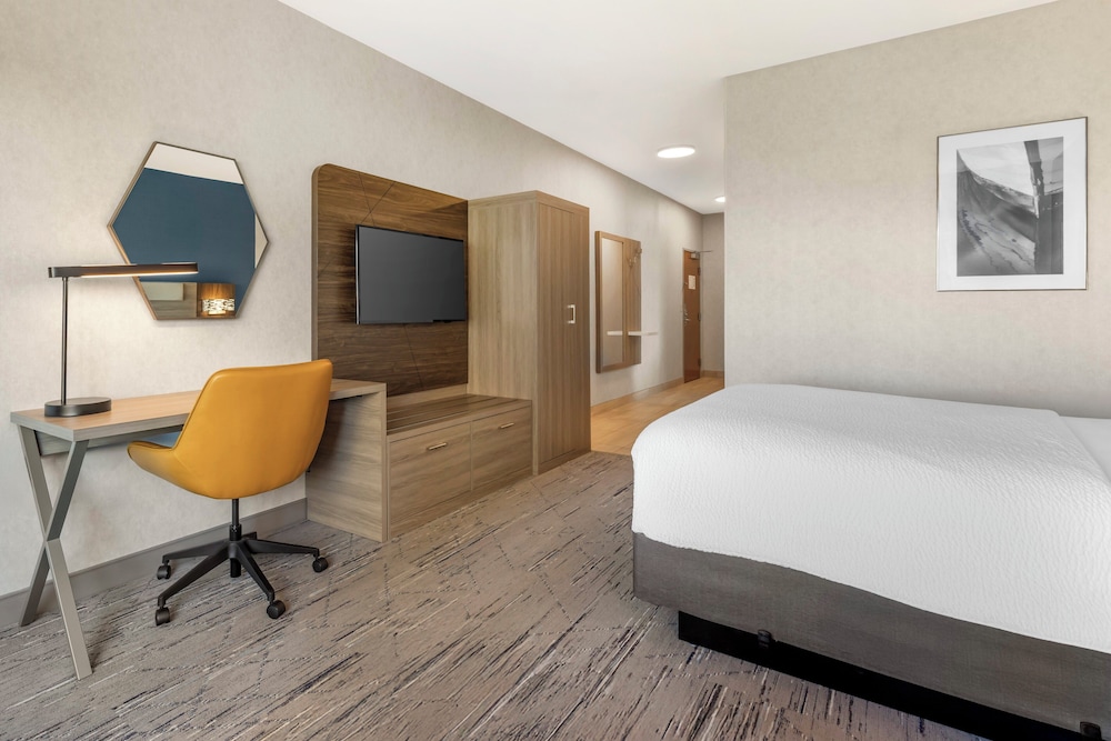 Holiday Inn Express & Suites Astoria by IHG - photo 31
