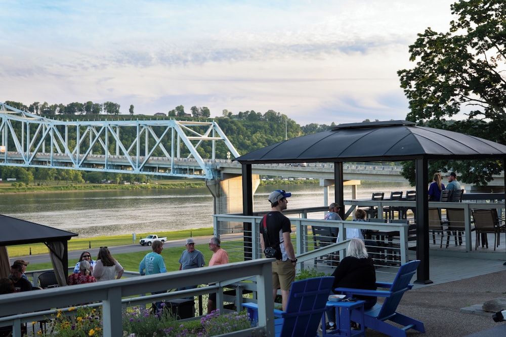 Riverboat Inn and Suites - photo 35