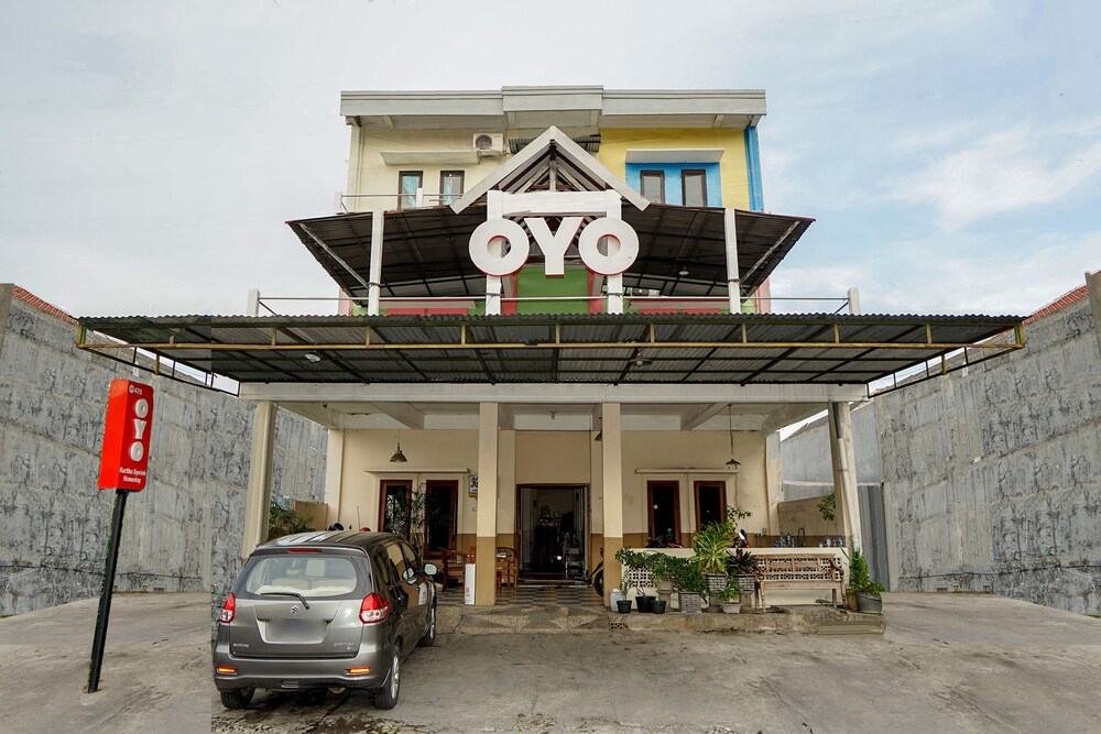 Kartika Homestay Syariah — 4-Star Luxury Hotel in Surabaya, Indonesia