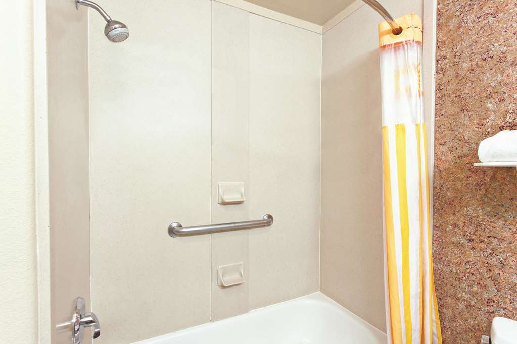 La Quinta Inn & Suites by Wyndham Hesperia Victorville - photo 15