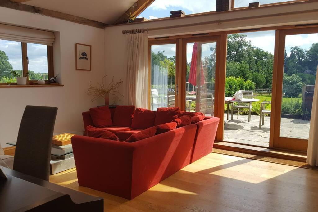 Prestwick Oak Sleeps 10 Rural Oak Frame Barns — 4-Star Luxury Hotel in Chiddingfold, United Kingdom