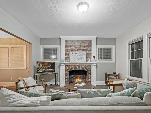 Chic 2BR Duplex Free Parking near Hospitals in Des Moines, United States