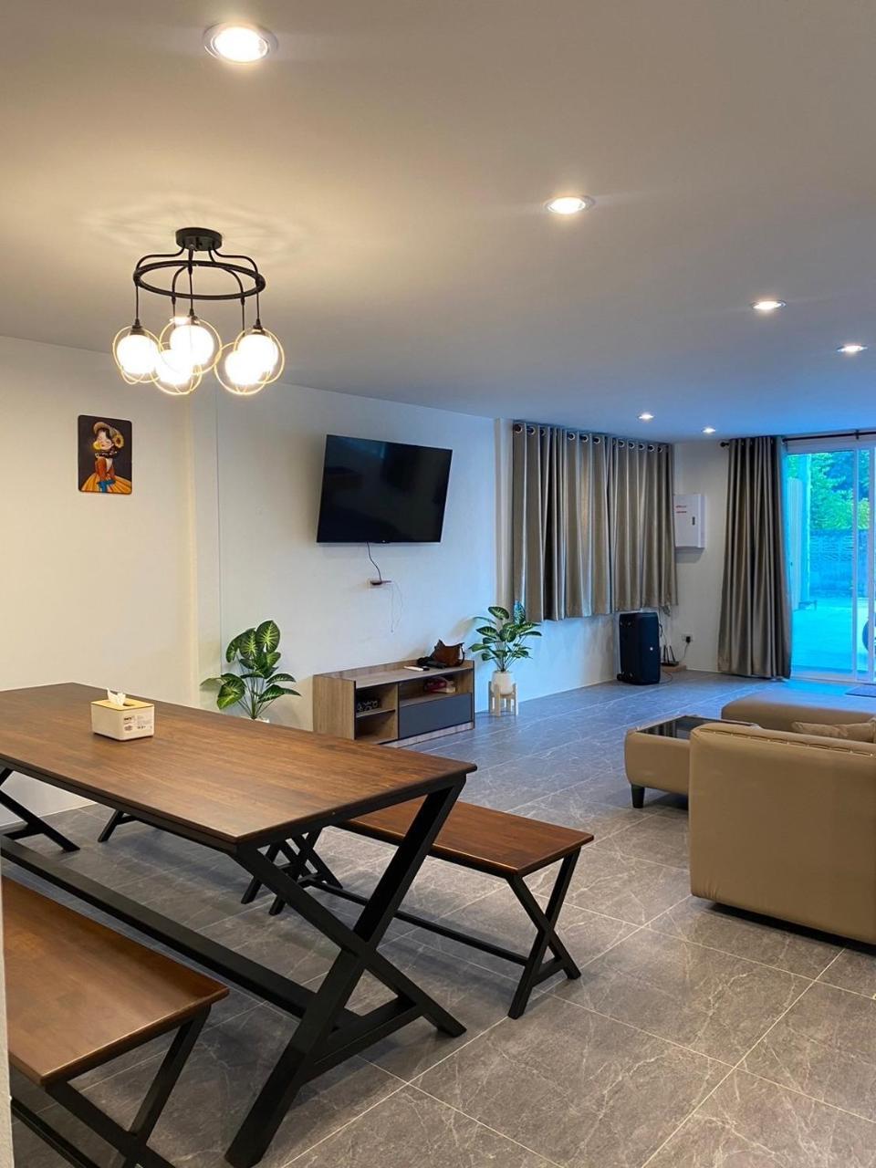 ชรินพูลวิลล่าบางแสน Bloom Villa Bangsaen Jarin Street — 4-Star Luxury Hotel in Chon Buri, Thailand