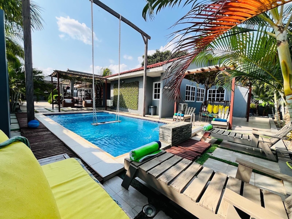 Luxurious Villa Private Pool Hot Tub and Bar — 4-Star Luxury Hotel in Tema, Ghana