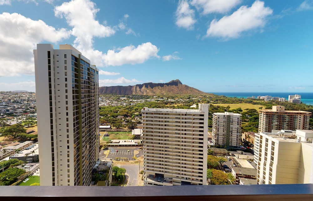 Sleek & Modern 32nd Floor Condo at the Waikiki Banyan Free parking by Koko Resort Vacation Rentals - photo 40