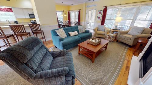 1308 Lovell Avenue by Tybee Vacation Rentals — 4-Star Luxury Hotel in Tybee Island, United States
